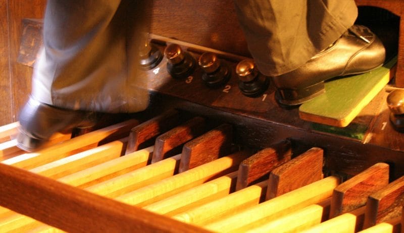 Mit Tasten und Pedalen – Thomas Klein mit Klassikkonzert in Treysa church-organ-393923_1920