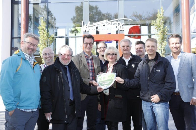Winterberg ist NRW-Wanderbahnhof des Jahres 2018 Winterberg ist NRW-Wanderbahnhof des Jahres 2018. Die Auszeichnung wurde durch NRW-Verkehrsminister Hendrik Wüst übergeben. Auf dem Bild: Manuel Andrack, Winfried Borkmann, Thomas Ressel, Hendrik Wüst, Mathias Engelhart, Helga Köster-Saure, Karl-Ulrich Saure, Patrick Feldmann, Werner Eickler, Matthias Kerkhoff (von links) Weiterer Text über ots und www.presseportal.de/nr/126213 / Die Verwendung dieses Bildes ist für redaktionelle Zwecke honorarfrei. Veröffentlichung bitte unter Quellenangabe: "obs/KCM/EMANUELBLOEDT"
