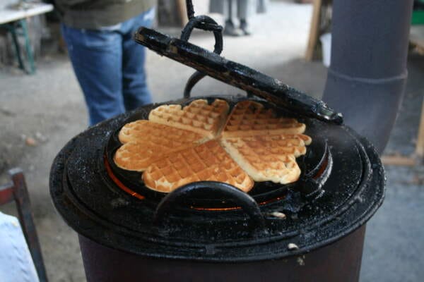 Waffeln "authentisch" auf dem feuer gebacken - Mittelalterlicher Weihnachtsmarkt im Tierpark Sababurg
