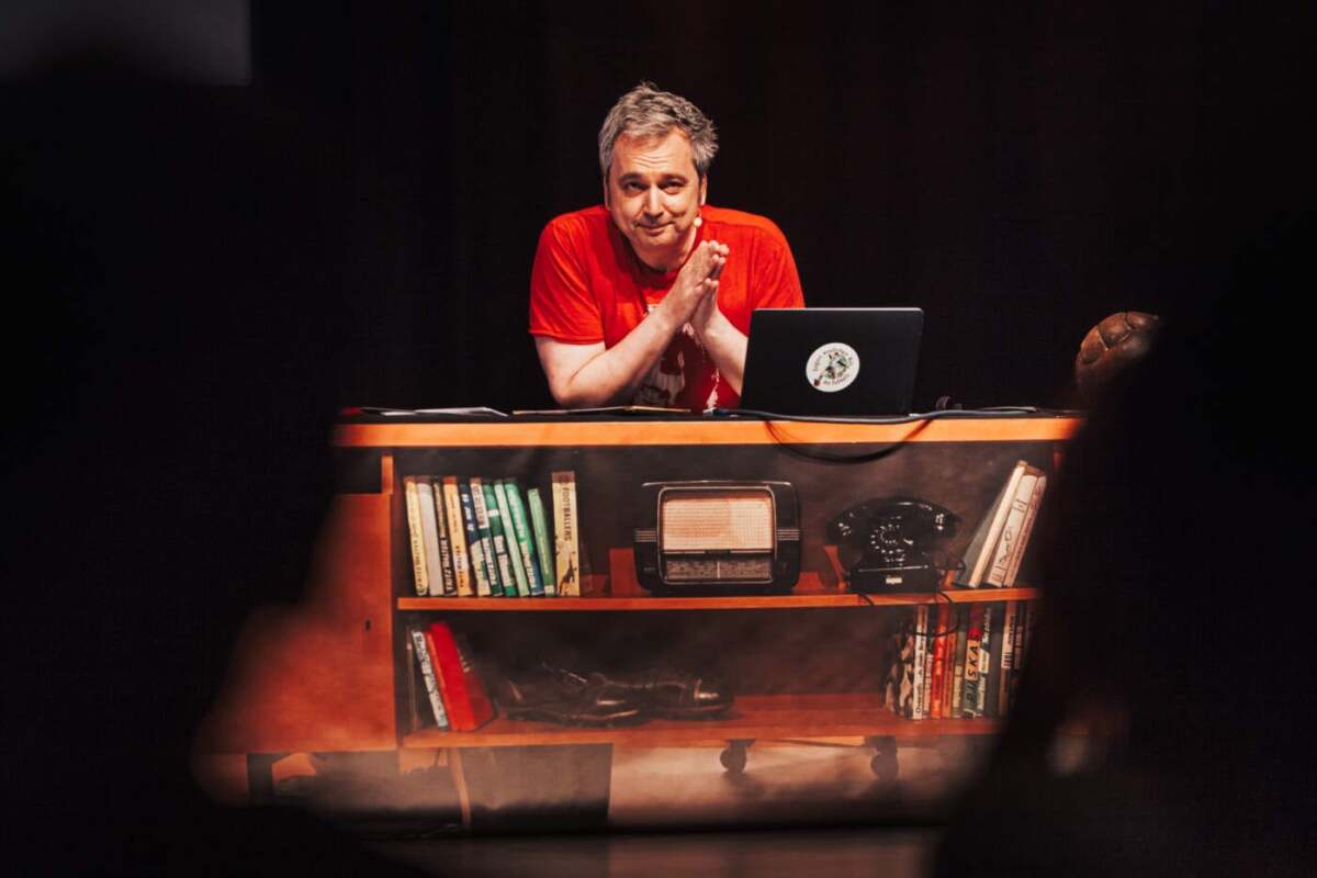 Arnd Zeigler: hier auf der Bühne, natürlich mit dabei - die Optik des legendären Schreibtischs aus der WDR-Sendung »Zeiglers wunderbare Welt des Fußballs« (Fotocredit: Max Hartmann)