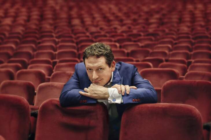 Dr. Eckart von Hirschausen, Marburg, Philipps-Universität Sein Publikum besteht seit Januar 2022 also auch aus Studierenden: Dr. Eckart von Hirschhausen geht von nun an mit den jungen Marburger Ärzt:innen auf Forschungsreise. | (c) Eckart von Hirschhausen