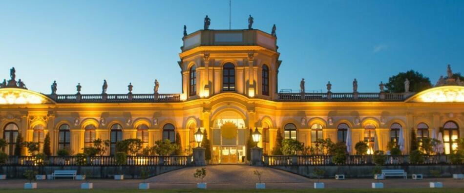 Schaurig schöner Schmaus! Wieder ein Krimidinner in der Orangerie Die Orangerie in Kassel am Abend. Foto: (c) https://orangerie-kassel.de/