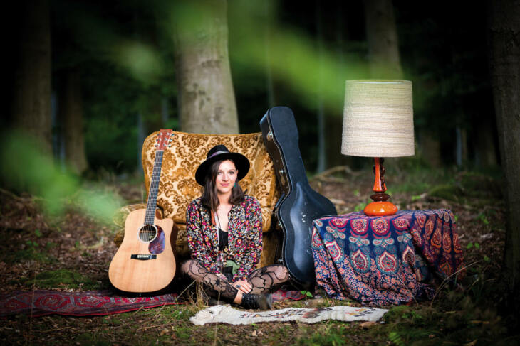 Bei »100 Tage, 100 Gigs« sollen Musikliebhaber:innen auf ihre Kosten kommen. Deswegen erwartet sie ein buntes Programm unterschiedlicher Songs. Unter anderem wird die beliebte Nadine Fingerhut mit dabei sein! | (c) Nadine Fingerhut