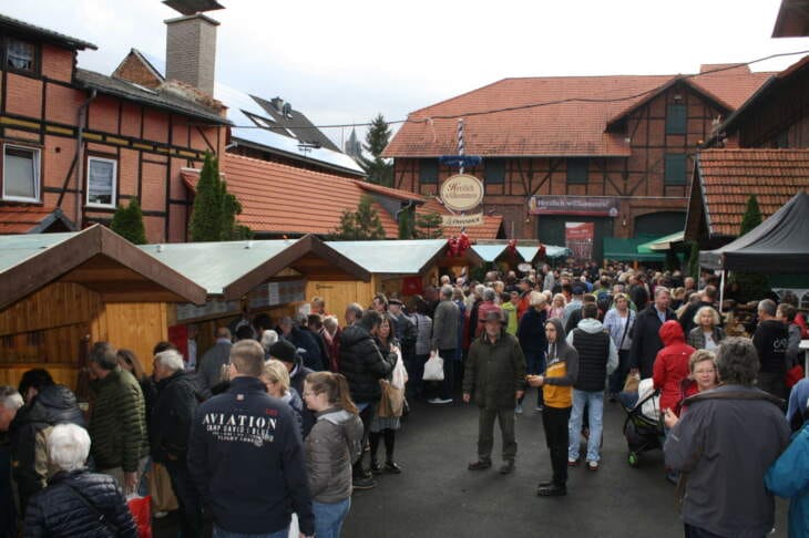 Mehr als 8.000 Besucher strömten am Sonntag nach Kloster Haydau, um die nordhessische Kultwurst zu feiern. Erstmals hatten der Förderverein Nordhessische Ahle Wurscht und die GrimmHeimat Nordhessen nach Morschen eingeladen.