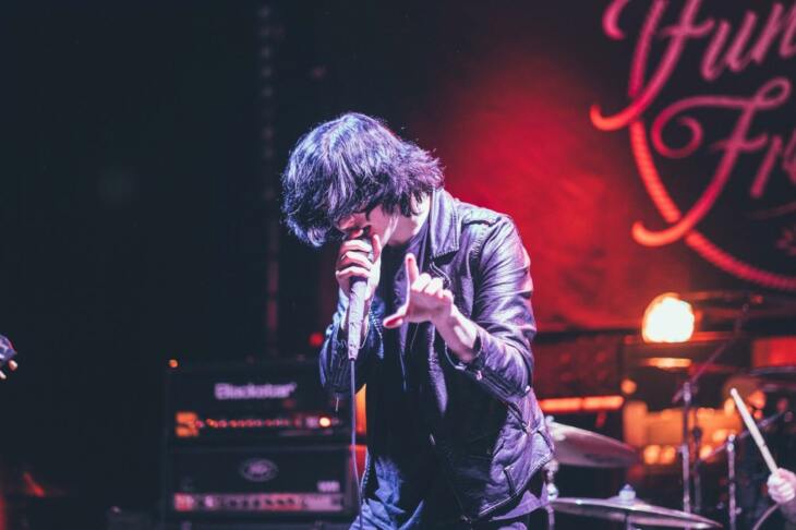 Rock-Sänger performt leidenschaftlich auf Konzertbühne mit Mikrofon Die Nähe zum Künstler bei einem ist zwar auf einem Open-Air Festival nicht immer so gegeben, aber dafür ist die Stimmung unter den Besuchern immer ganz besonders und sehr oft kommt es auch zu besonderen Interaktionen mit den Künstlern! | (c) Free-Photos auf Pixabay