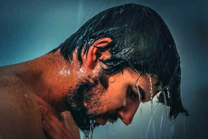 Nachdenklicher Mann mit nassem Haar unter der Dusche Duschen macht ja immer Spaß. Aber nach einem Festival-Wochenende garantiert noch viel mehr :-) | (c) Foto: Olya Adamovich auf Pixabay