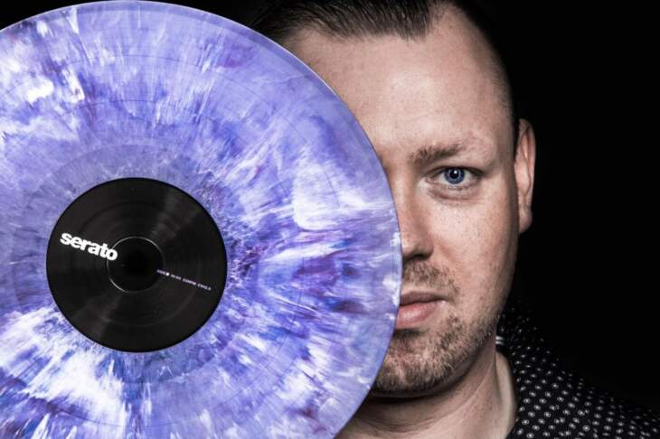 DJ Sventastic schaut den Leser an, dabei verdeckt er sein Gesicht zur Hälfte mit einer lilafarbenen Schallplatte, Annentag 2024, Programm, Partys, Konzerte, Kirmes Annentag 2024, da darf einer natürlich nicht fehlen: DJ Sventastic - Wie auch in den vergangenen Jahren ist der beliebte DJ wieder Teil des Annentag-Programms | (c) DJ Sventastic
