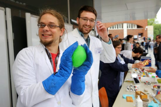 Physiker der Uni Kassel präsentieren Experimente mit Stickstoff