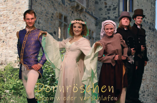 Dornröschen: schon wieder verschlafen Die Märchen-Komödie "Dornröschen: schon wieder verschlafen" wird als Open-Air-Theater im Sommer auf der Sababurg vorgeführt