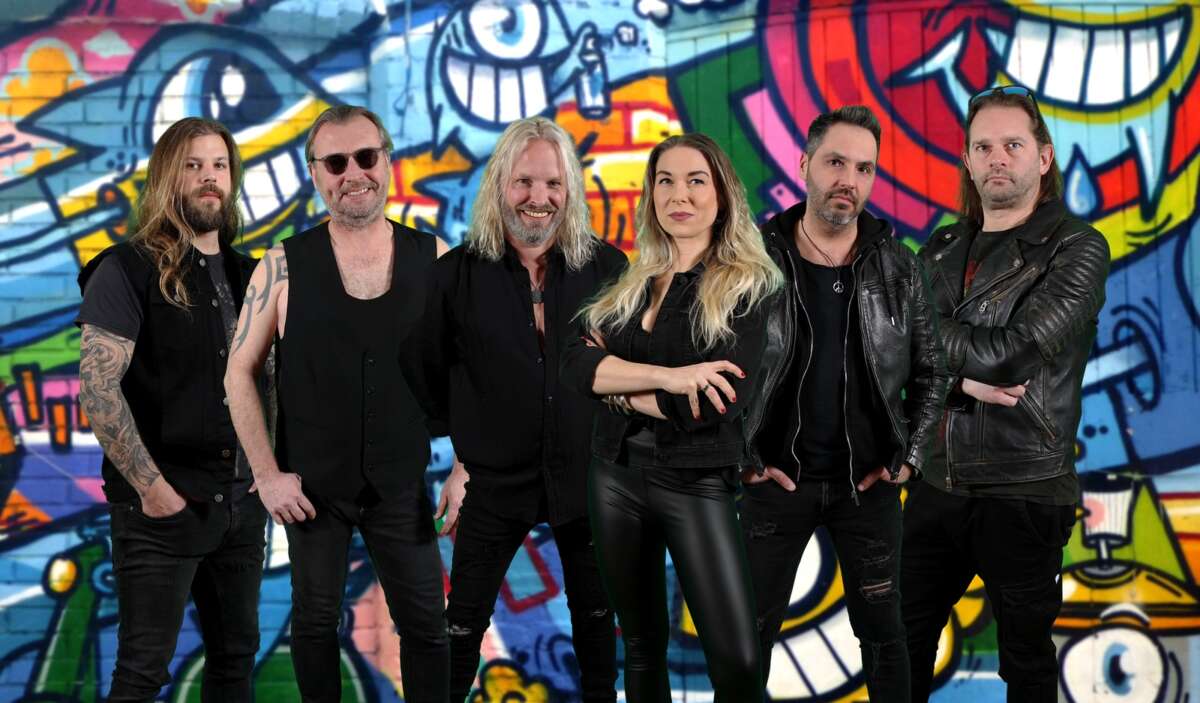 Rockband Maniac posiert vor bunter Graffiti-Wand Maniac freune sich schon auf den kommenden Annentag in Brakel. Die beliebte Partyband ist eines der Highlights aus dem Programm des Annentag 2025 | (c) Maniac