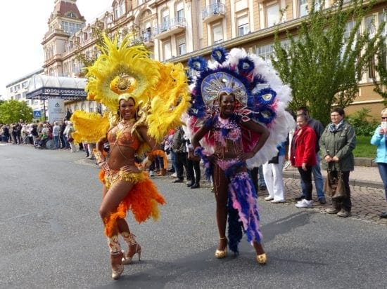 Samba15 SO Umzug Tänzerinnen LachendPR