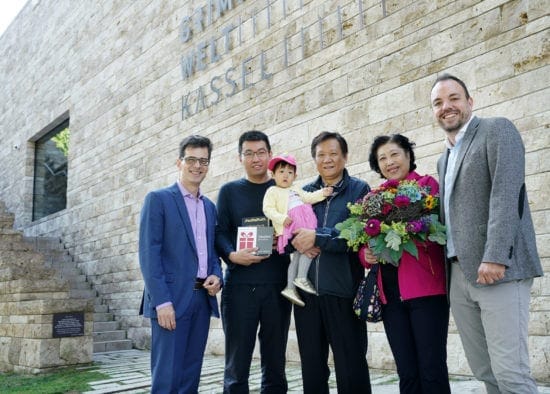 Familie Fu 500.000ste Besucher der GRIMMWELT Kassel | Abgebildete Personen v.l.n.r.: Peter Stohler, Geschäftsführer GRIMMWELT Kassel, Bo Fu, Ruo Yi Fu, Yuebin Fu, Xiaoqui Yang und Christian Geselle, Oberbürgermeister der Stadt Kassel Foto: Mario Zgoll 