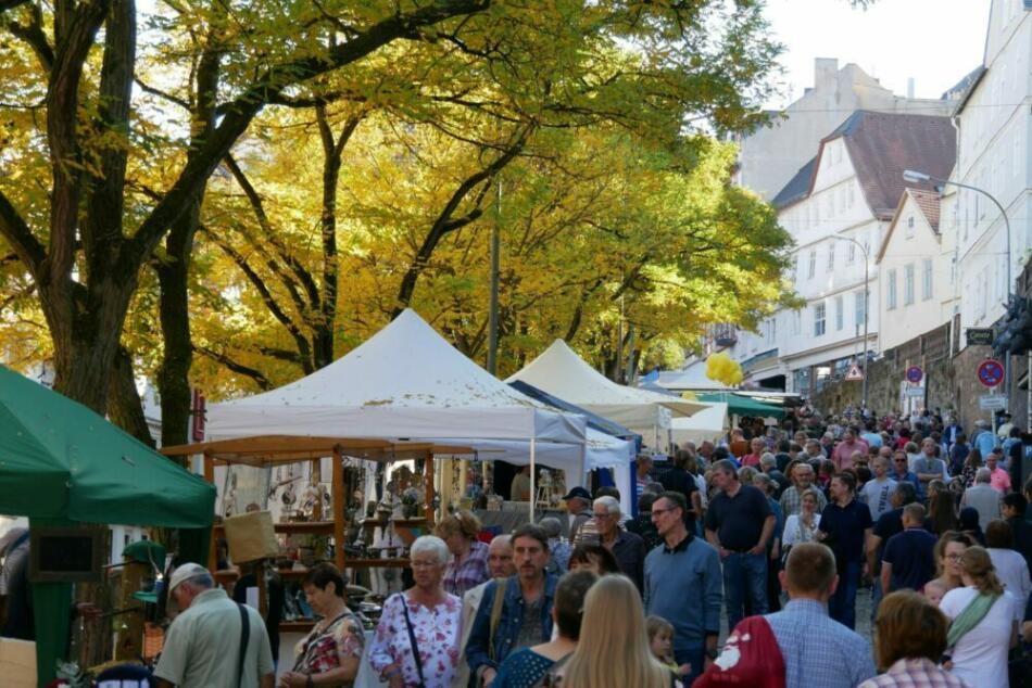 Zahlreiche BesucherInnen schlendern durch die Straße der historischen Stadt. | (c) Stadtmarketing Marburg