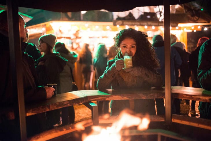 Der Weihnachtsmarkt in Kassel unterliegt einer märchenhaften Atmosphäre. Durch den fliegenden Weihnachtsmann im Jahr 2022 erhält die Großveranstaltung unvergesslichen Charakter. | (c) Kasseler Stadtmarketing GmbH