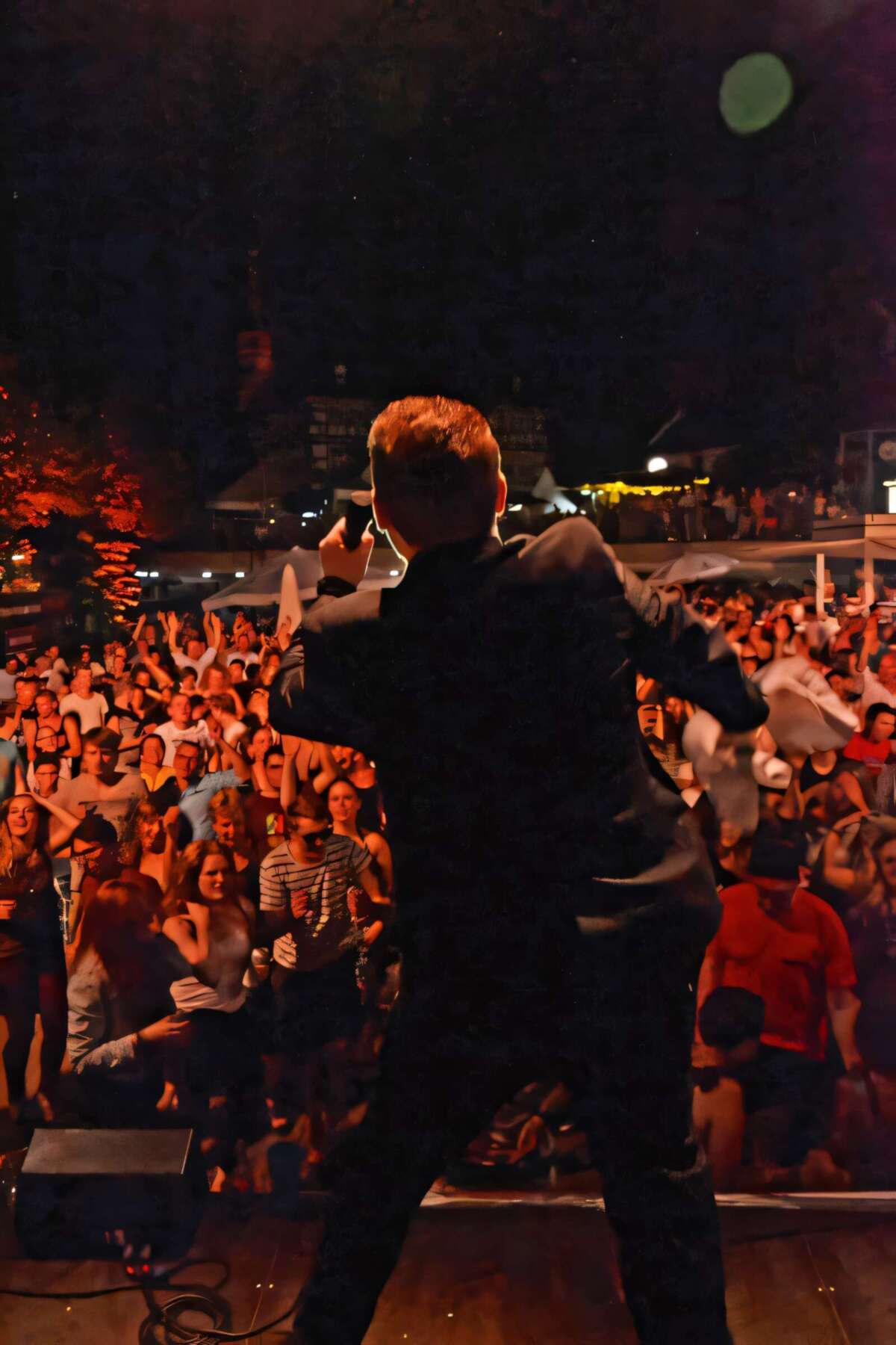 Sänger auf Bühne vor jubelndem Publikum bei Nachtshow Altstadt-Kulturfest 2015 | Fotograf: Phillip Focke | (c) Wildwechsel