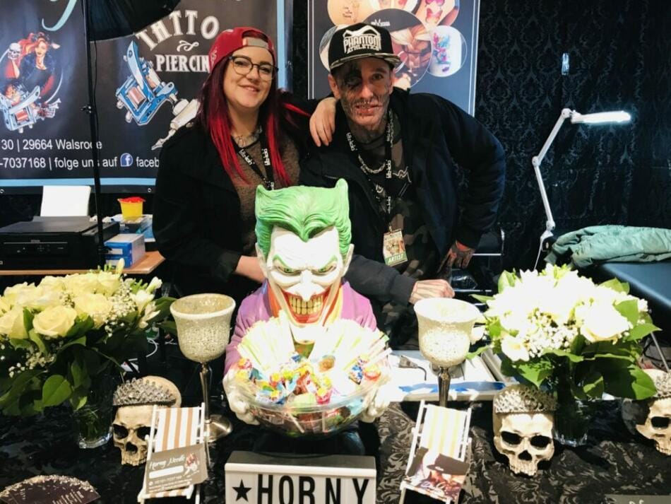 Tattomenta 2019 - Laura und Marco (Foto) freuen sich mit ihren Kollegen Lany und Flo auf euren Besuch an ihrem Stand gleich rechts hinter dem Eingang zur documenta-Halle.