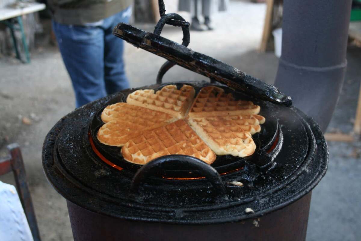Frische Herzwaffeln im traditionellen Waffeleisen auf dem Weihnachtsmarkt, Tierpark Sababurg, Mittelalterlicher Weihnachtsmarkt, Weihnachtsmärkte, in der Nähe, 2021 Leckere Waffeln beim Mittelalterlicher Weihnachtsmarkt im Tierpark Sababurg