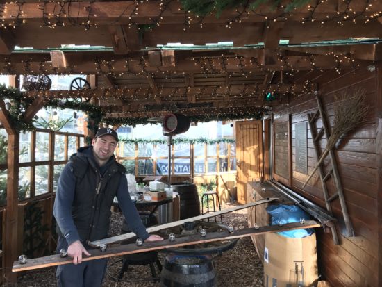 Märchenweihnachtsmarkt Kassel: Marvin Schellberg hat jetzt im „Hinterhof“ seines Grimmstübchens auf dem Königsplatz einen murkeligen überdachten „Wintergarten“ geschaffen
