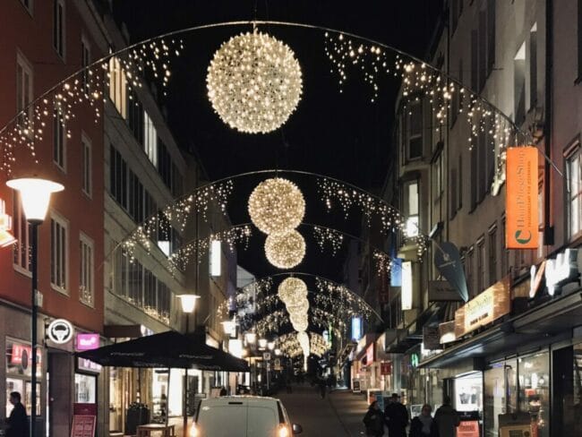 Märchenweihnachtsmarkt_Kassel: „Oh JA!“ Die Anlieger der Wilhelmsstraße haben sich mit der Gestaltung neuen, energieeffizienten Weihnachtsbeleuchtung sehr viel Mühe gegeben