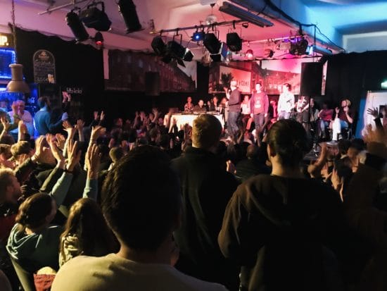 Proppenvolles Pano beim Slamrock Poetry Slam