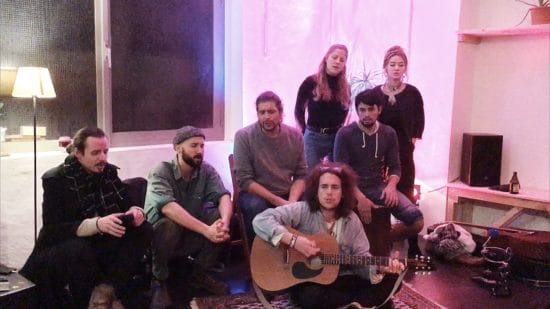 Daniel Söder (Anchester), Singer/Songwriter Jules Mayfield, Gastgeber und Fotograf Andreas L. Berg, Julio Noriega (Noriega Mind) an der Gitarre und Gonzalo (Cumbica Casselera) am Cajon. Hinten singen stehend Jürina Luka (l., Louis on the run) und Nele (Duo JuNe).