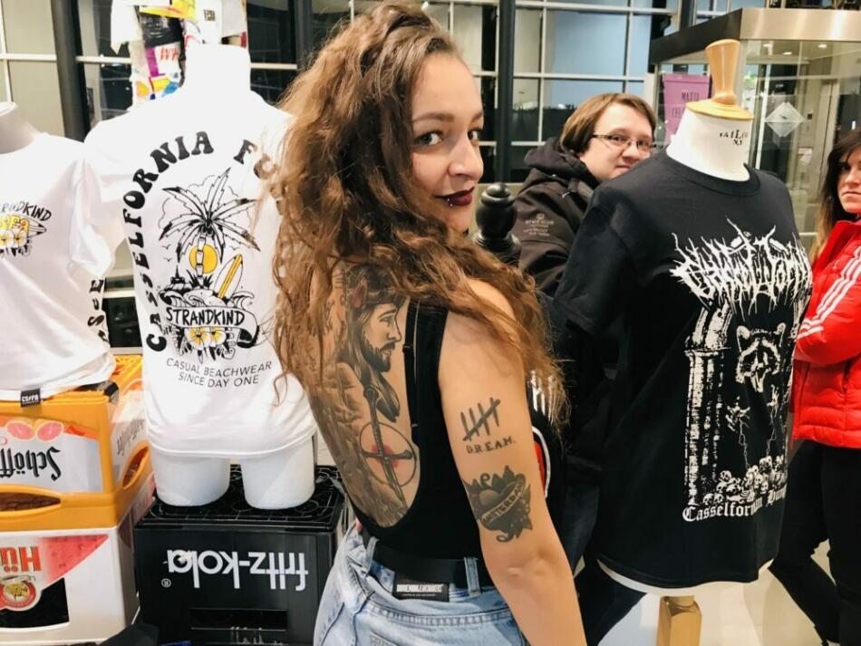 Tattoomenta 2019 - Ein schöner Rücken... Lesley stellte auf der Tattoomenta trotzdem nicht ihren Rücken sondern die neue Shirt-Kollektion von Casselfornia vor. Nichts für Pussys!
