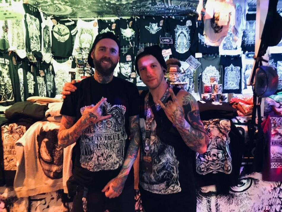 Tattoomenta 2019 - Die Herren der Eulen: Ralle (l.) und Marcel aus Nürnberg vor ihrem Stand mit "Rock & Owl" Shirts. Schwer angesagt.