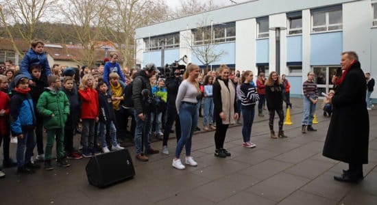 Philippinum, Stadt Marburg, One Billion Rising, Tanzen, Dr. Thomas Spies, Marburg Oberbürgermeister Dr. Thomas Spies (rechts) dankte den Schüler*innen und Lehrer*innen des Gymnasiums Philippinum, die gemeinsam mit dem Gleichberechtigungsreferat der Stadt Marburg, die Tanzdemo auf dem Schulhof organisiert hatten.