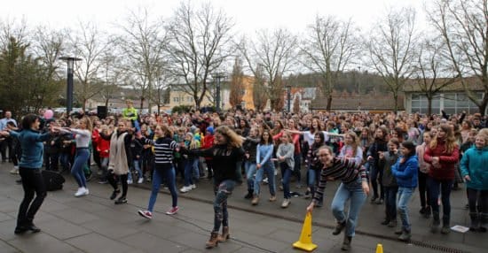 Philippinum, Stadt Marburg, One Billion Rising, Tanzen Rund 400 Schüler*innen, Lehrer*innen und weitere Marburger*innen setzten auf dem Schulhof des Philippinums tanzend ein Zeichen gegen Gewalt an Mädchen und Frauen. < (c) Foto Stefanie Profus, i. A. d. Stadt Marburg