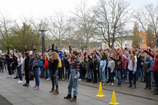 Philippinum, Stadt Marburg, One Billion Rising, Tanzen Rund 400 Schüler*innen, Lehrer*innen und weitere Marburger*innen setzten auf dem Schulhof des Philippinums tanzend ein Zeichen gegen Gewalt an Mädchen und Frauen. < (c) Foto Stefanie Profus, i. A. d. Stadt Marburg