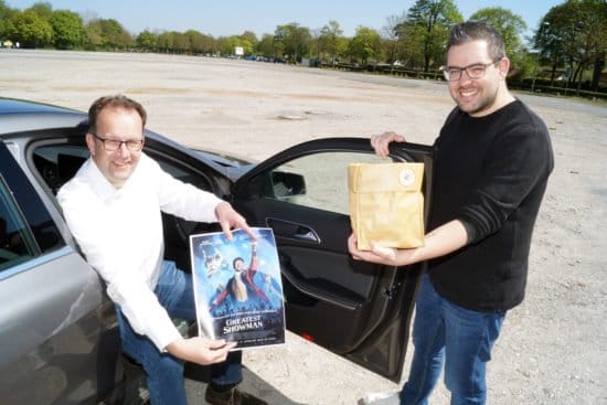 Noch ist der Parkplatz leer: Geschäftsführer Martin Knabenreich (links) und Projektleiter Patrick Piecha freuen sich auf die fünf Kino-Termine an der Radrennbahn. | Foto: Bielefeld Marketing