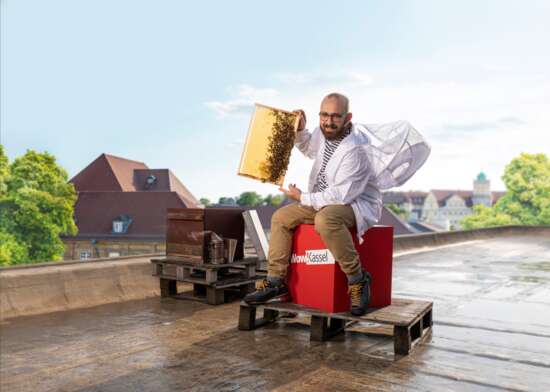 Bienen, Victor Hernández, Kasseler Stadtgebiet, Stadtimker, Kassel Marketing GmbH Die Bienen von <strong>Victor Hernández</strong> sind über das gesamte Kasseler Stadtgebiet verteilt. Der Stadtimker bietet seine Produkte auch online an. | (c) Kassel Marketing GmbH