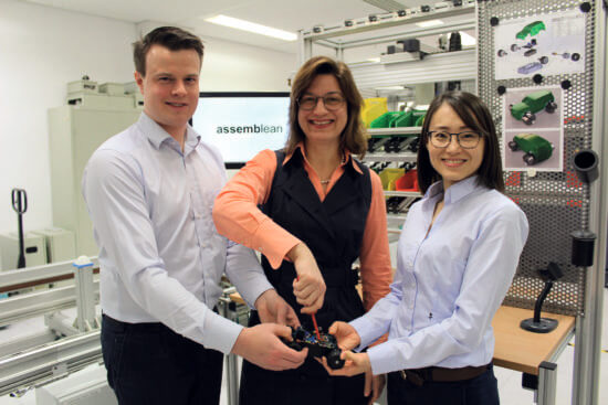 Alexander Pöhler und Xiaojun Yang mit ihrer Mentorin Prof. Dr.-Ing. Iris Gräßler (Mitte) | (c) Heinz Nixdorf Forum