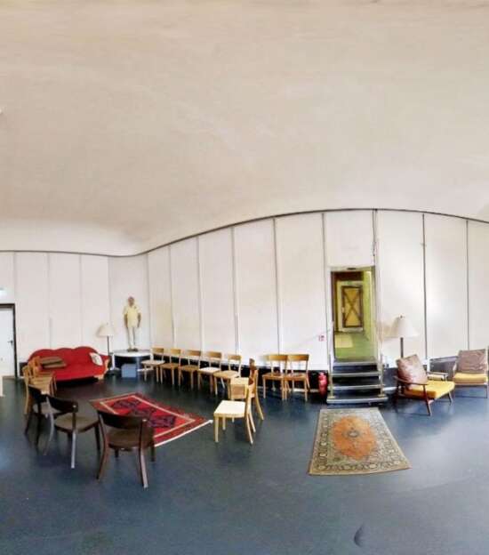 virtueller Rundgang, Kultur, Corona, Ausstellung, Freie Zimmer, Kasseler Hugenottenhaus, artort.tv Wie wäre es mit einem virtuellen Rundgang durch die Ausstellung »<strong>Freie Zimmer</strong>« im <strong>Kasseler Hugenottenhaus</strong>? Die Ausstellung aus dem Jahr 2019 kann nun digital besucht werden. | (c) artort.tv