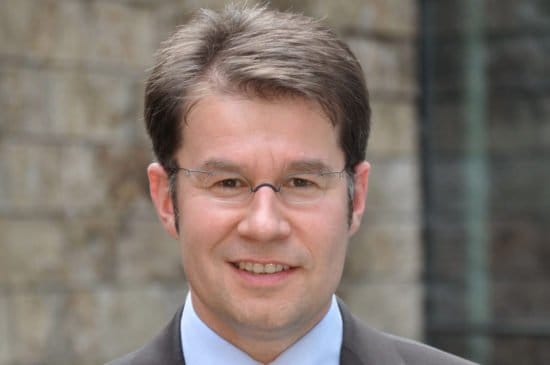 Prof. Dr.-Ing. Carsten Sommer, berufsbegleitender Studiengang im Bereich des Öffentlichen Verkehrs Prof. Dr.-Ing. Carsten Sommer - Portraitfoto | Quelle: UNIKIMS | Die Management School der Universität Kassel UNIKIMS informiert: Neuer berufsbegleitender Studiengang im Bereich des Öffentlichen Verkehrs