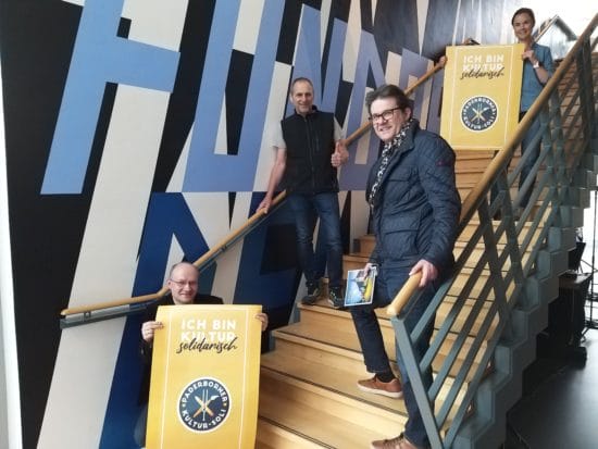 Vertreter des Jazzclub spenden 1200 Euro, Rainer Schallenberg und Benny Düring (Mitte) vom Jazzclub sowie Olaf Menne (vorne) und Julia Ures vom Projekt Paderborner Kultursoli. | Foto: Stadt Paderborn