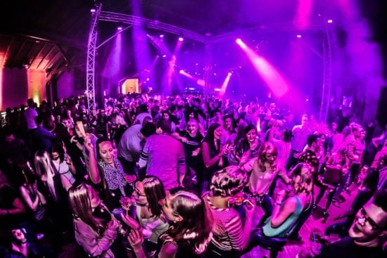 Cornoa, Clubs, Hessen, neue Regelung Wird es bald so wieder abgehen "dürfen" in den hessischen Clubs?