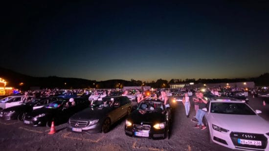 Mehr als 30.000 Besucher, rund 11.000 Fahrzeuge, 14.000 Minuten Film plus 3.000 Minuten beste Live-Musik – die Betreiber des Autokinos Marburg blicken auf 8 spannende Wochen mit vielfältigen Filmprogramm und Veranstaltungen zurück. „Es war toll mit Euch“, lautet das Resümee.