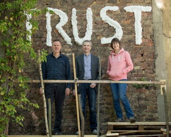Gäste des Nachbarschaftsgesprächs in der Grimmwelt Kassel: Lutz Freyer, Udo Wendland und Silvia Freyer | (c) artort