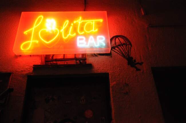 Lolita Bar, Kassel, Theaterstück, Tausend deutsche Diskotheken, Staatstheater, Kunsthochschule Eine der Kulissen des Theaterstücks Tausend deutsche Diskotheken ist die Lolita Bar in Kassel. Sie zählt mit ihrem leicht chaotischen Charme zu einer der beliebtesten Studi-Bars und -Kneipen.