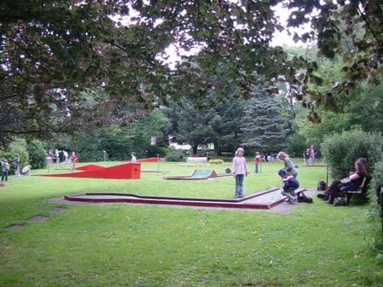 In der Minigolfanlage Dreiländereck in Neuhaus kann ab sofort wieder gegolft werden! | (c) Touristik-Information Neuhaus und Silberborn