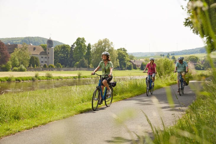 Ob zu Fuß oder mit dem Fahrrad, das nahe gelegene Weserbergland lässt sich gut und einfach erkunden. Mögliche Ideen gibt's jetzt im Magazin ≫Meine Weserberglandzeit≪. | (c) Weserbergland Tourismus e.V.