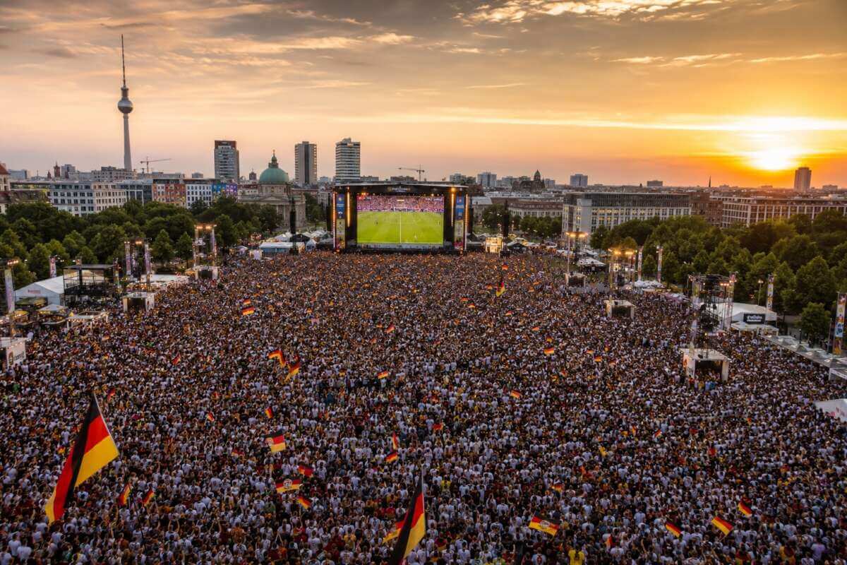 Public Viewing WM 2026 -OWL Nordhessen - KI-Foto - 03 | (c) Wildwechsel
