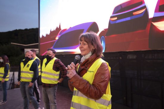 Die Betreiber des Autokinos Marburg sagen Danke - Cineplex-Geschäftsführerin Marion Closmann (vorne von rechts), Schaker Hussein