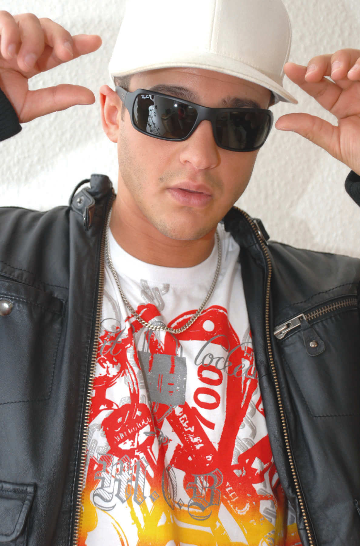 DJ Hold Up: Künstler mit weißer Cap, Sonnenbrille und Lederjacke. Ob er so auch beim Summer Closing Festival in Bad Wildungen auflegen wird? | (c) Hold Up