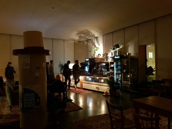 Hugenottenhaus & Perle 2 in Kassel: Ausstellungen, Kunstaktionen, Café, Biergarten und Events Hugenottenhaus & Perle 2 in Kassel: Ausstellungen, Kunstaktionen, Café, Biergarten und Events