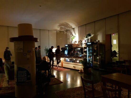 Die Café-Bar Perle 2 im Hugenottenhaus bietet Raum für Kunstgespräche, Konzerte, und andere Veranstaltungen.