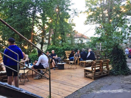 Hugenottenhaus & Perle 2 in Kassel: Ausstellungen, Kunstaktionen, Café, Biergarten und Events Hugenottenhaus & Perle 2 in Kassel: Ausstellungen, Kunstaktionen, Café, Biergarten und Events