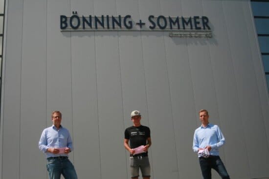 Scherfeder Triathlet Tim Rose und Scherfeder Matratzenhersteller Bönning+Sommer verschenken Mund- und Nasenschutz