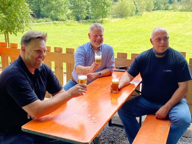 Lassen es sich auf der PK schon mal gut schmecken: Michael Kohlschein, Franz Axel Kohlschein (Geschäftsführer der Warburger Brauerei) und Willi Sommer (Geschäftsführer ProMedia Warburg, v.l.)